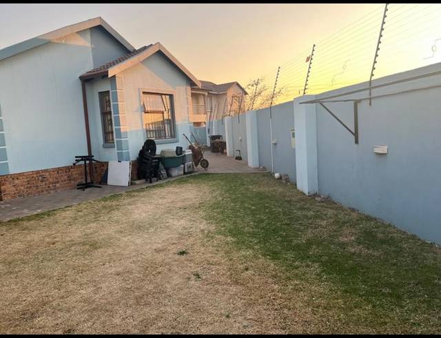 3 BEDROOM HOUSE FOR SALE IN BLUE HILLS